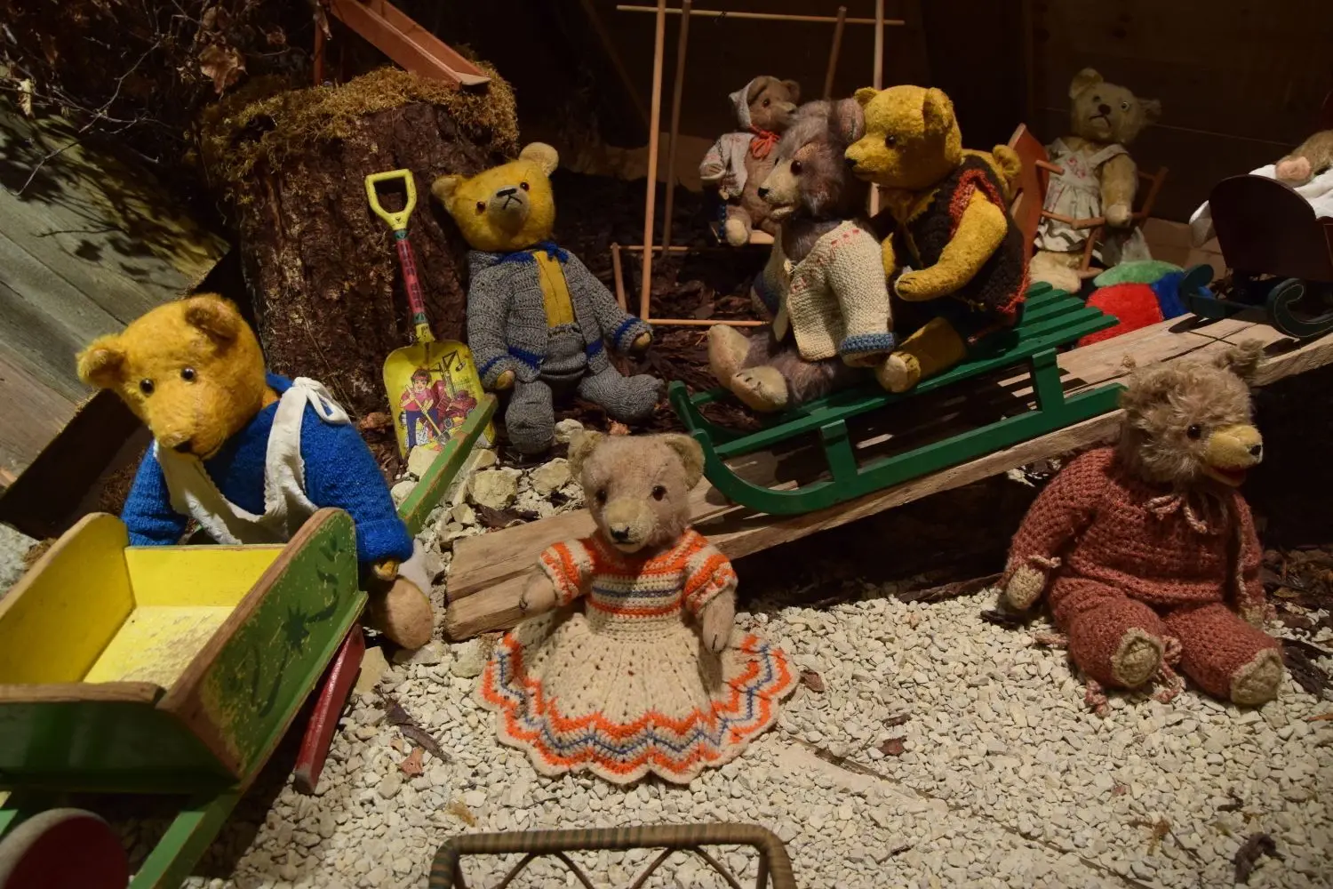 Im Bauernhausmuseum in Ödenwaldstetten gibt es einiges zu entdecken: Bären, Puppen und altbewährte Handwerkskunst.⇥