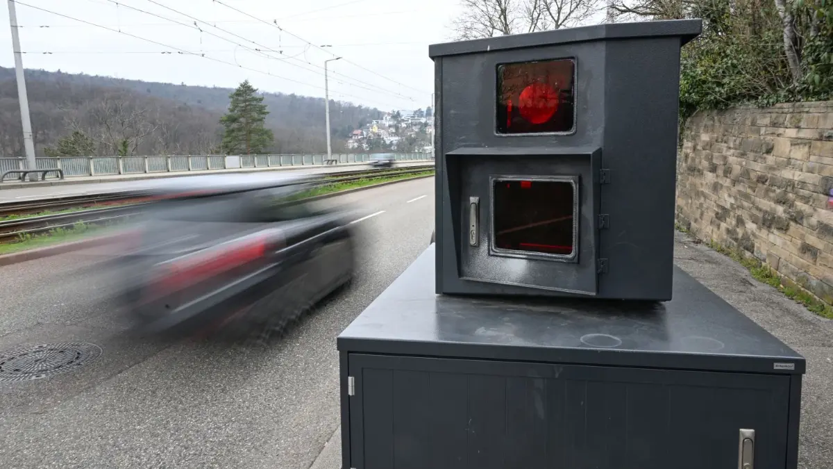 Der Blitzermarathon ist gestartet. Von Montag, 15. April bis Freitag, 19. April wird auf Baden–Württembergs Straßen verstärkt kontrolliert.
ARCHIV - 08.03.2024, Baden-Württemberg, Stuttgart: Ein Auto fährt auf einer Zufahrtsstraße zur Innenstadt von Stuttgart an einem Blitzer zur Geschwindigkeitskontrolle vorbei. (Wischeffekt durch Langzeitbelichtung) (zu dpa: «Autofahrer aufgepasst: «Blitzermarathon» in Rheinland-Pfalz») Foto: Bernd Weißbrod/dpa +++ dpa-Bildfunk +++