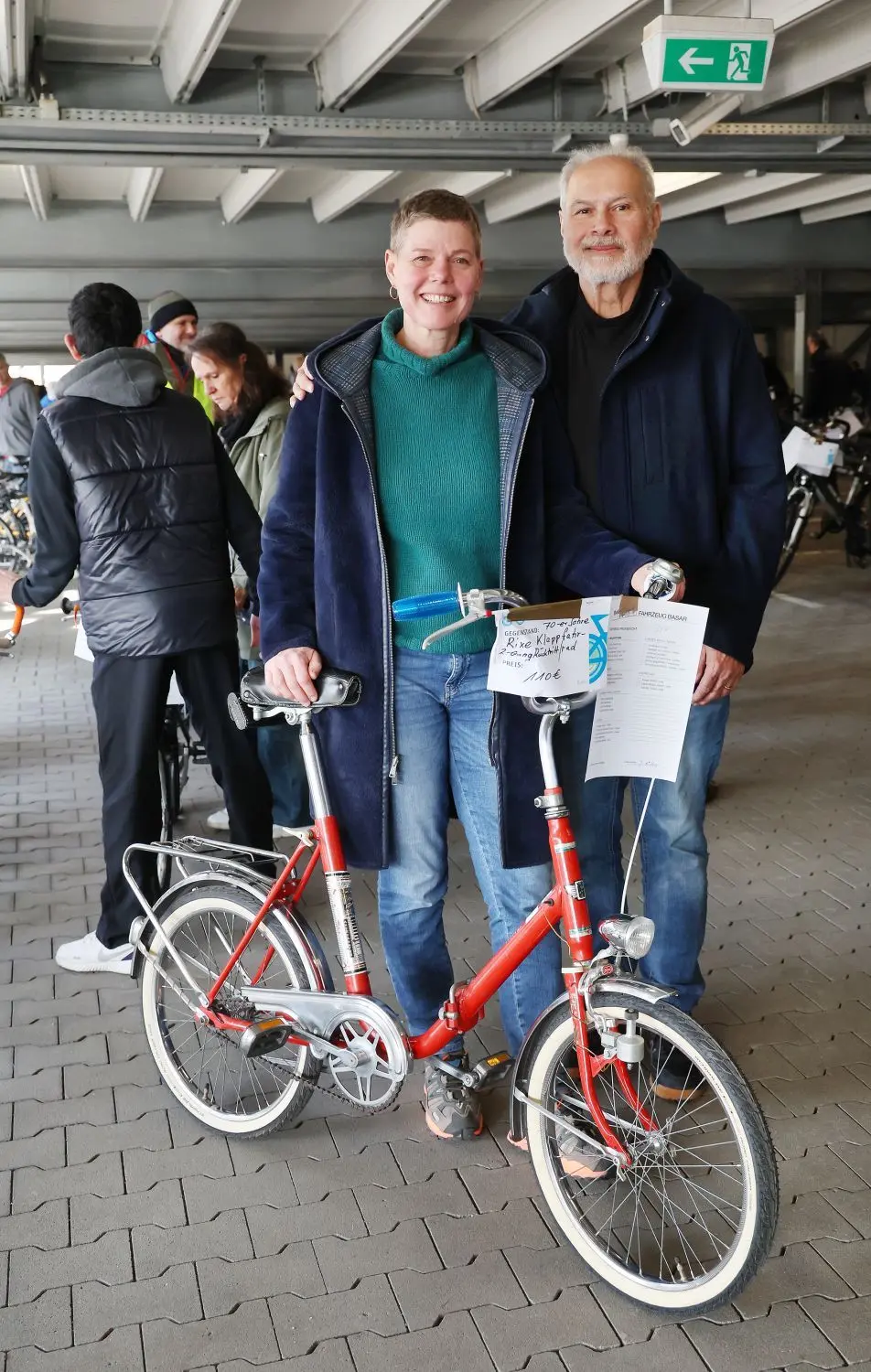 Sie haben eine Rarität gefunden: Silke Gutgesell und ihr Lebensgefährte Armando Arauz aus Crailsheim mit ihrem „neuen“ Klapprad aus den 1970er-Jahren.
