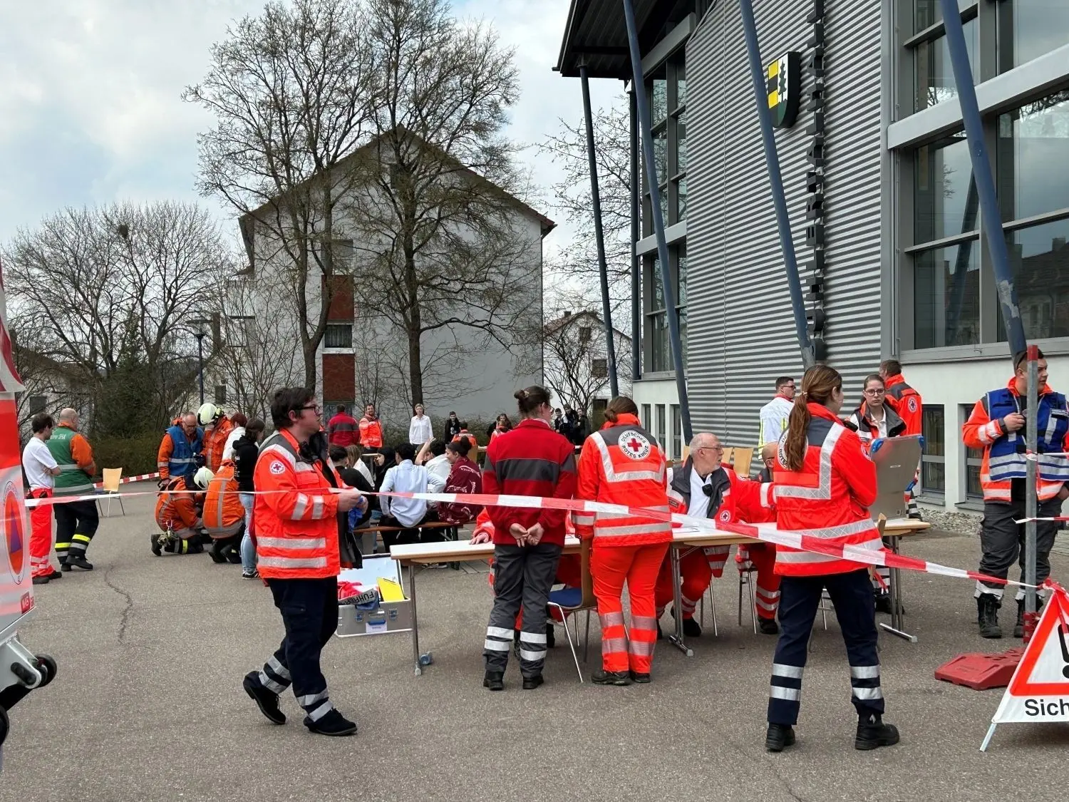 Vor der Bühlertalhalle sind die betroffenen Schülerinnen und Schüler erstversorgt worden. 17 mussten in umliegende Krankenhäuser gebracht werden.⇥