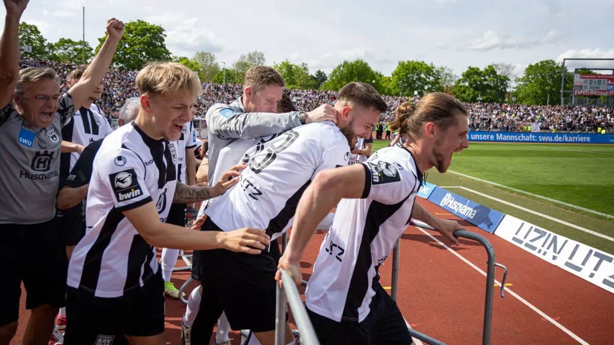 SSV Ulm 1846 Fussball — FC Viktoria Koeln , Fußball, 3. Liga, 36. Spieltag, Spielzeit 2023/2024, 04.05.2024: Dennis Chessa (SSV Ulm 1846, #11) und Felix Higl (SSV Ulm 1846, #33) stuermen mit Teamkollegen nach dem Abpfiff auf das Spielfeld und feiern den Aufstieg in die 2. Fussball Bundesliga.
GER, SSV Ulm 1846 Fussball vs. FC Viktoria Koeln, Fußball, 3. Liga, 36. Spieltag, Spielzeit 2023/2024, 04.05.2024,
DFB/DFL regulations prohibit any use of photographs as image sequences and/or quasi-video.,
Foto: Eibner-Pressefoto/Dennis Duddek