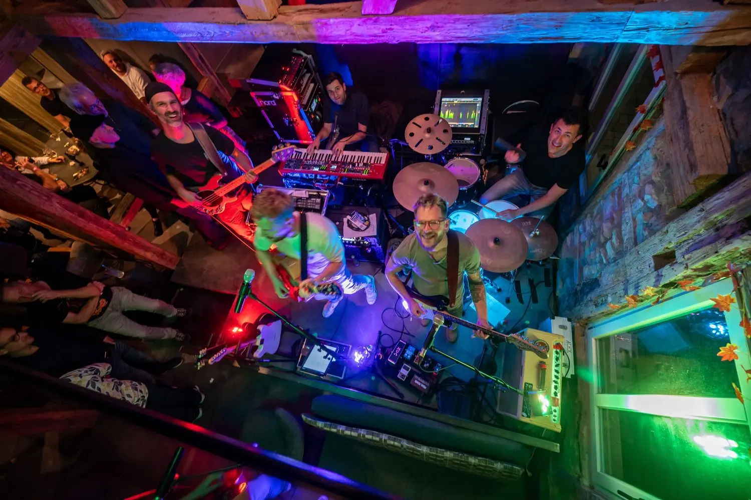 In 15 Locations spielen Bands Musik.