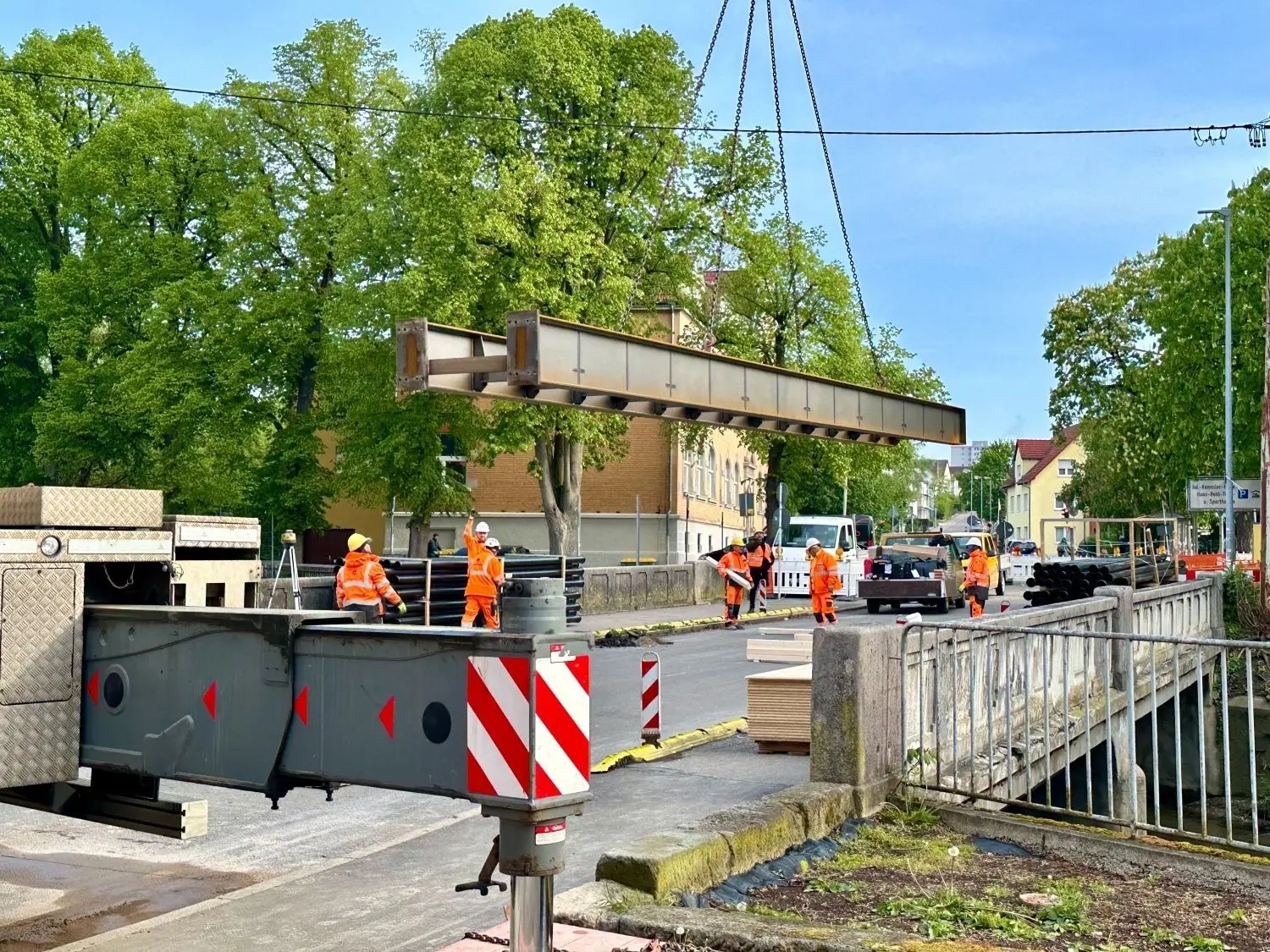 Die Stahlkonstruktion, in der die Leerrohre für Strom und Internet verbaut werden, ist 28 Meter lang und wiegt 15 Tonnen. ⇥