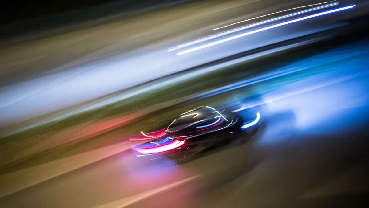 Kolkwitzer auf der Anklagebank: mit 70 Kilometern pro Stunde auf der Flucht vor der Polizei durch Cottbus? (Symbolbild)
ARCHIV - 14.10.2016, Frankfurt/Main: Zu Lichtspuren verwischt sind die Fahrzeuge auf der Autobahn 661. (Wischeffekt durch Langzeitbelichtung) (zu dpa: «Nur kurz gebremst: Wieder mehr Raser bei illegalen Rennen erwischt») Foto: Frank Rumpenhorst/dpa +++ dpa-Bildfunk +++