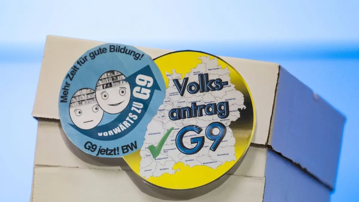 Die Elterninitiative „G9 Jetzt! BW“ hat einen Volksantrag für eine flächendeckende Rückkehr zum neunjährigen Gymnasium in Baden–Württemberg angestoßen.
ARCHIV - 26.10.2023, Baden-Württemberg, Stuttgart: Ein Karton, in dem sich Unterschriftenlisten befinden, steht während einer Pressekonferenz der Elternintiative "G9 Jetzt! BW" im Bürger- und Medienzentrum des Landtags von Baden-Württemberg auf einem Tisch. Die Initiative fordert einen Volksantrag für eine flächendeckende Rückkehr zum neunjährigen Gymnasium in Baden-Württemberg. (zu dpa: «Landtag entscheidet über G9-Volksantrag») Foto: Marijan Murat/dpa +++ dpa-Bildfunk +++