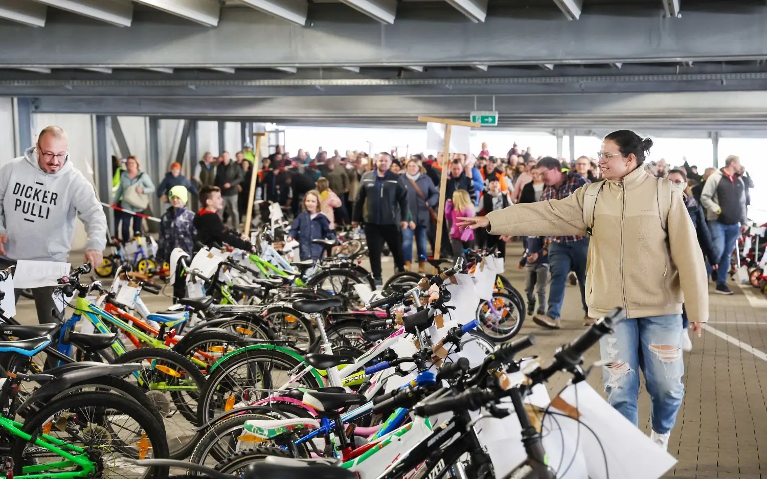 Um Punkt 14 Uhr wird der Verkauf beim HT-Fahrzeugbasar 2024 im Parkhaus der Bausparkasse eröffnet. Stephan Mill (links) und seine Frau Kati (rechts) sind ganz vorne dabei, sie suchen ein Rad für ihren Sohn.⇥