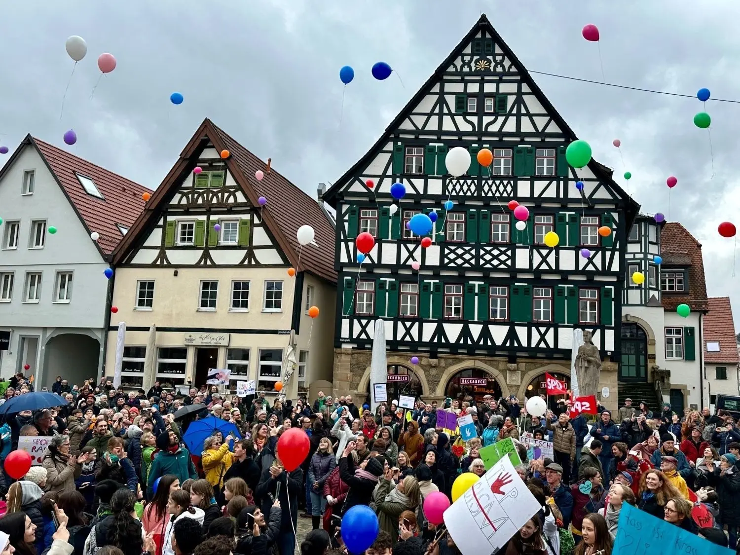 Am Ende der Demo für Demokratie und Menschlichkeit ließen Hunderte Pfullinger Luftballons in die Luft steigen. ⇥