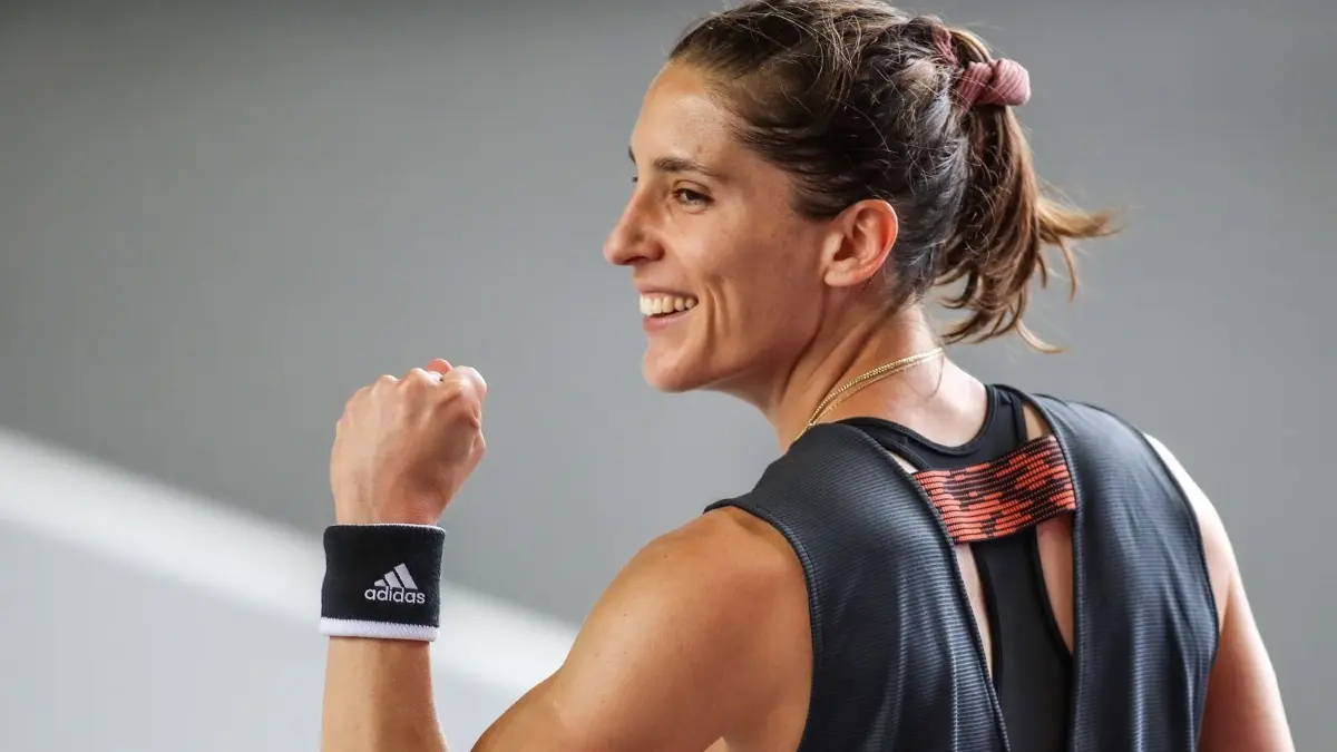 Das macht süchtig: zu gewinnen. Aber wie ist es, den Sport hinter sich zu lassen, dem man sein ganzes leben gewidmet hat? Davon erzählt Andrea Petkovic in ihrem neuen Buch „Zeit, sich aus dem Staub zu machen“.
Tennis: Einladungsturnier „"bett1aces"“ für Damen und Herren auf dem ehemaligen Flughafen Tempelhof. Damen, Einzel, Spiel um Platz drei, A. Petkovic (Deutschland) - E. Switolina (Ukraine): Andrea Petkovic jubelt mit geballter Faust. +++ dpa-Bildfunk +++