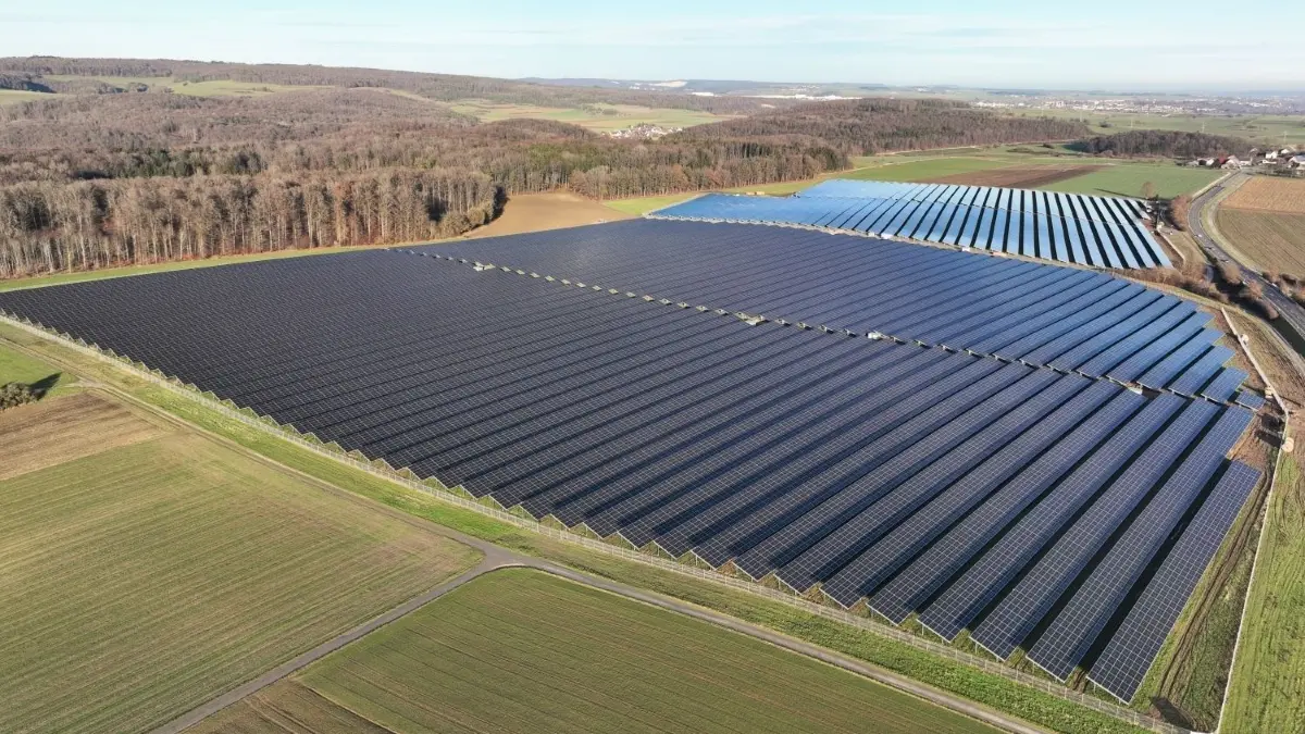 Der Solarpark bei Deppenhausen. Im Raum Ehingen gibt es etliche Anfragen für weitere Freiflächen–Photovoltaik–Anlagen.
Photovoltaik-Flächenanlage bei Deppenhausen