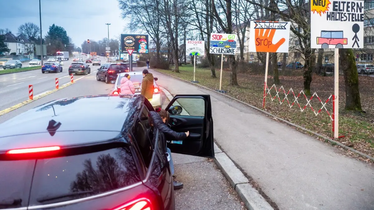 Die Elternhaltestelle an der Haßlerstraße, die unweit des Schulzentrums St. Hildegard eingerichtet wurde. Sie gehört mit zum Konzept der neuen Schulstraße an der kleinen Zinglerstraße.
Tim von Winning aktiviert beim Schulzentrum St. Hildegard weitere "Schulstraße"
Zinglerstraße / Ecke "kleine Zinglerstraße"