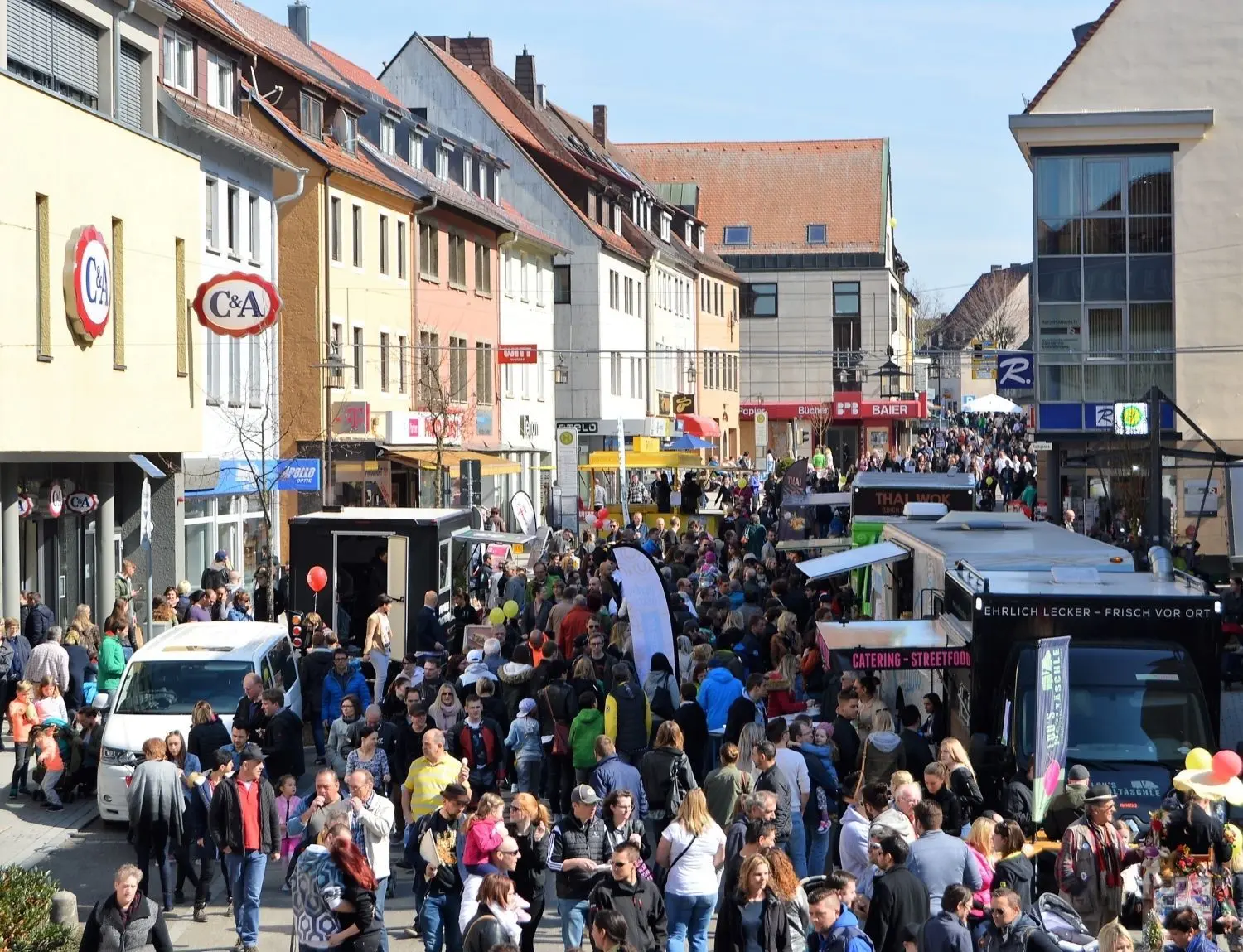 Traditionell verbindet der Einzelhandel das Foodtruck-Festival mit dem ersten verkaufsoffenen Sonntag des Jahres. ⇥