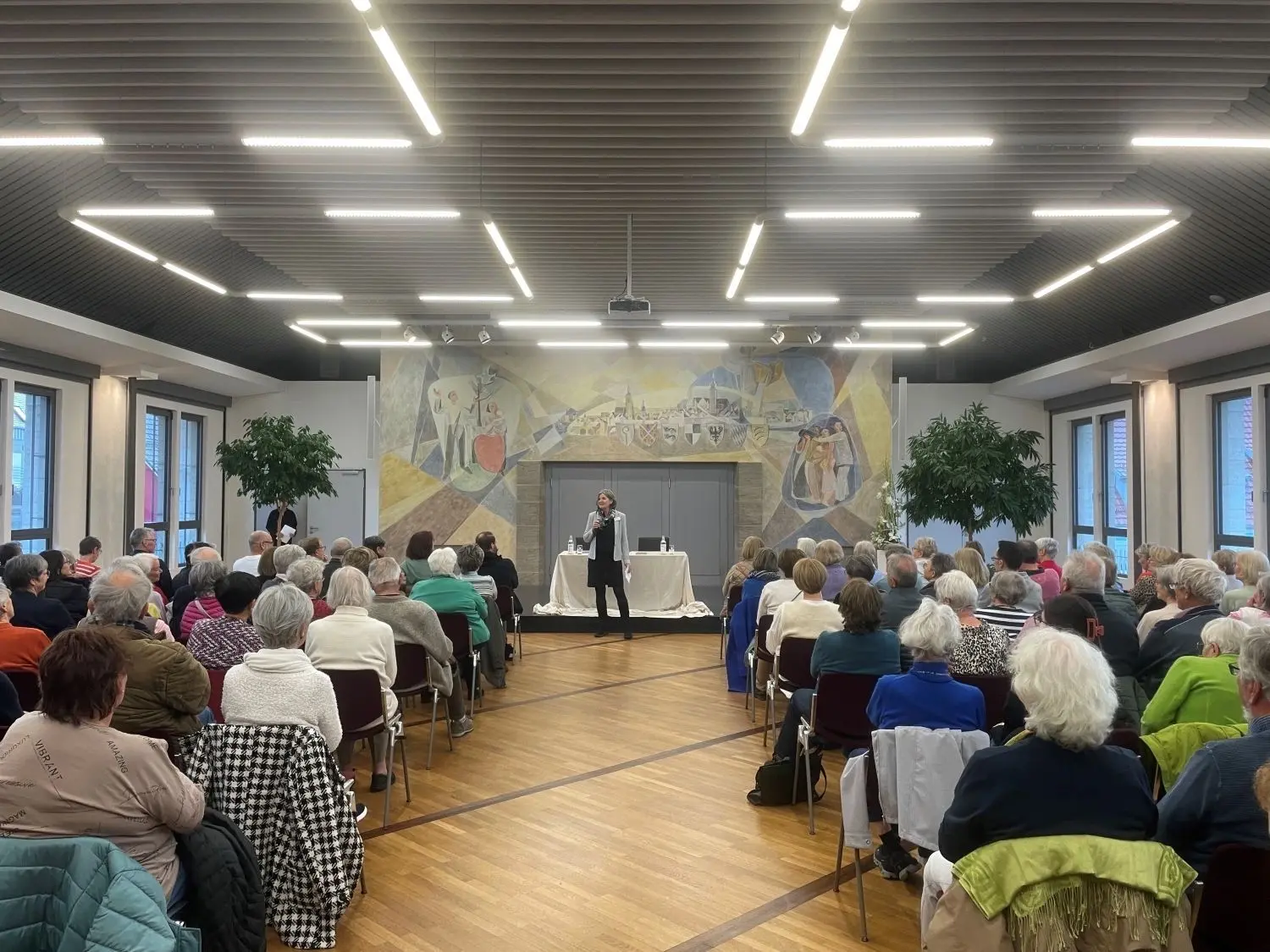 Wieland Backes liest in Crailsheim und der Ratssaal ist voll besetzt.