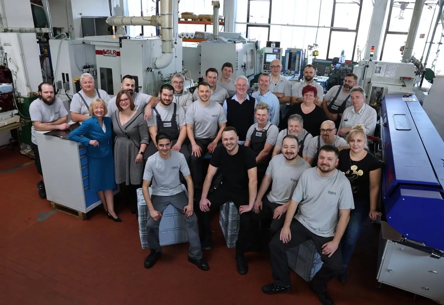 Die Belegschaft des Zulieferers stellt sich auf zum Geburtstagsfoto. 35 Mitarbeiter zählt das Unternehmen heute.