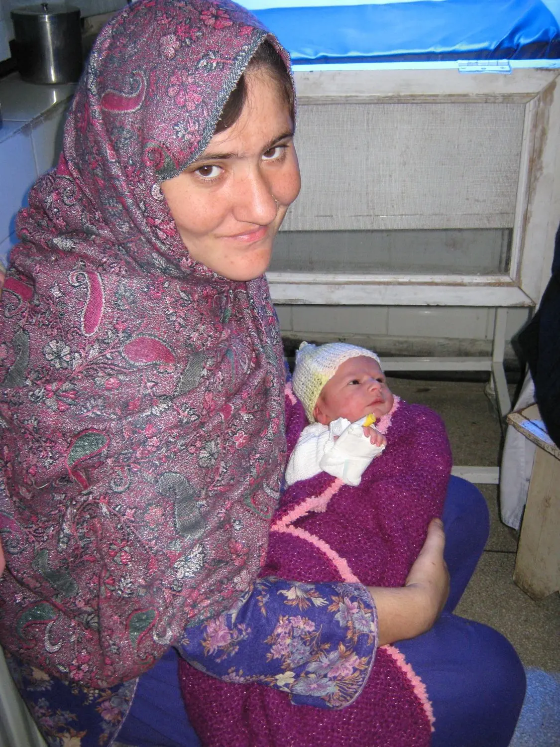 Renate Hölle ist Krankenschwester in Pakistan. Diese junge Mutter hat sie mit von Frauen aus dem Zollernalbkreis gestrickter Babydecke und Mütze für ihr Kind unterstützt.