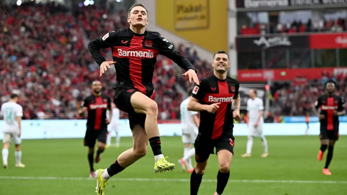 Überragende Kicker: Leverkusens Jungstar Florian Wirtz traf dreimal gegen Werder.
dpatopbilder - 14.04.2024, Nordrhein-Westfalen, Leverkusen: Fußball, Bundesliga, Bayer 04 Leverkusen - SV Werder Bremen, 29. Spieltag, BayArena. Leverkusens Florian Wirtz (vorn) bejubelt sein Tor zum 3:0. WICHTIGER HINWEIS: Gemäß den Vorgaben der DFL Deutsche Fußball Liga bzw. des DFB Deutscher Fußball-Bund ist es untersagt, in dem Stadion und/oder vom Spiel angefertigte Fotoaufnahmen in Form von Sequenzbildern und/oder videoähnlichen Fotostrecken zu verwerten bzw. verwerten zu lassen. Foto: Federico Gambarini/dpa +++ dpa-Bildfunk +++