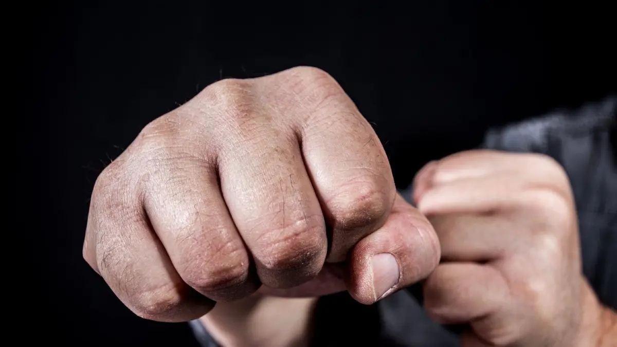 Mit den Fäusten wird ein Streit von Jugendlichen an der Oberschule in Schmellwitz ausgetragen. Die Zahl der Straftaten an Schulen steigt.
Kriminalität, Überfall, Schlägerei, Gewalt, Raubüberfall, Faust, Fäuste, Mann, Verbrechen, Symbolbild, SymbolfotoFoto: © Rainer Fuhrmann/stock.adobe.com