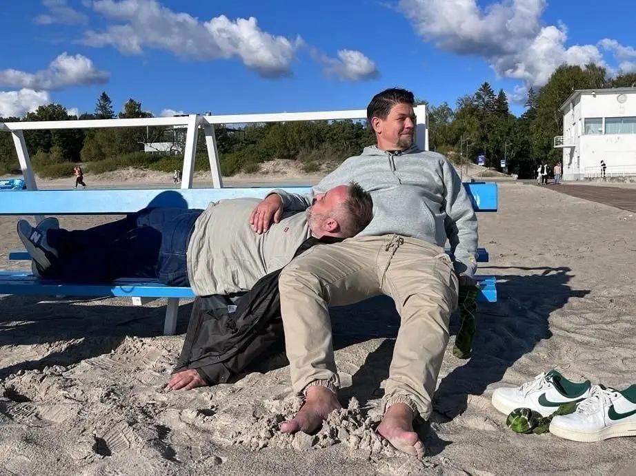 Kochen und kuscheln: Am Strand in Lettland entstand eine neue Freundschaft. ⇥
