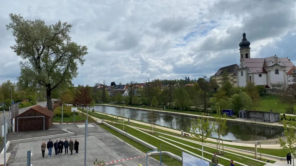 Das Areal vom Groggensee bis hoch zum Jugendzentrum ist in den vergangenen 12 Monaten gründlich überarbeitet worden. Unter anderem ist das Gelände hinab zum See terrassiert — mit vielen Sitzgelegenheiten. Der Platz vor dem Jugendzentrum hat neben einem größeren Basketballfeld auch eine kleine Erhöhung bekommen, die als Bühne dienen kann.