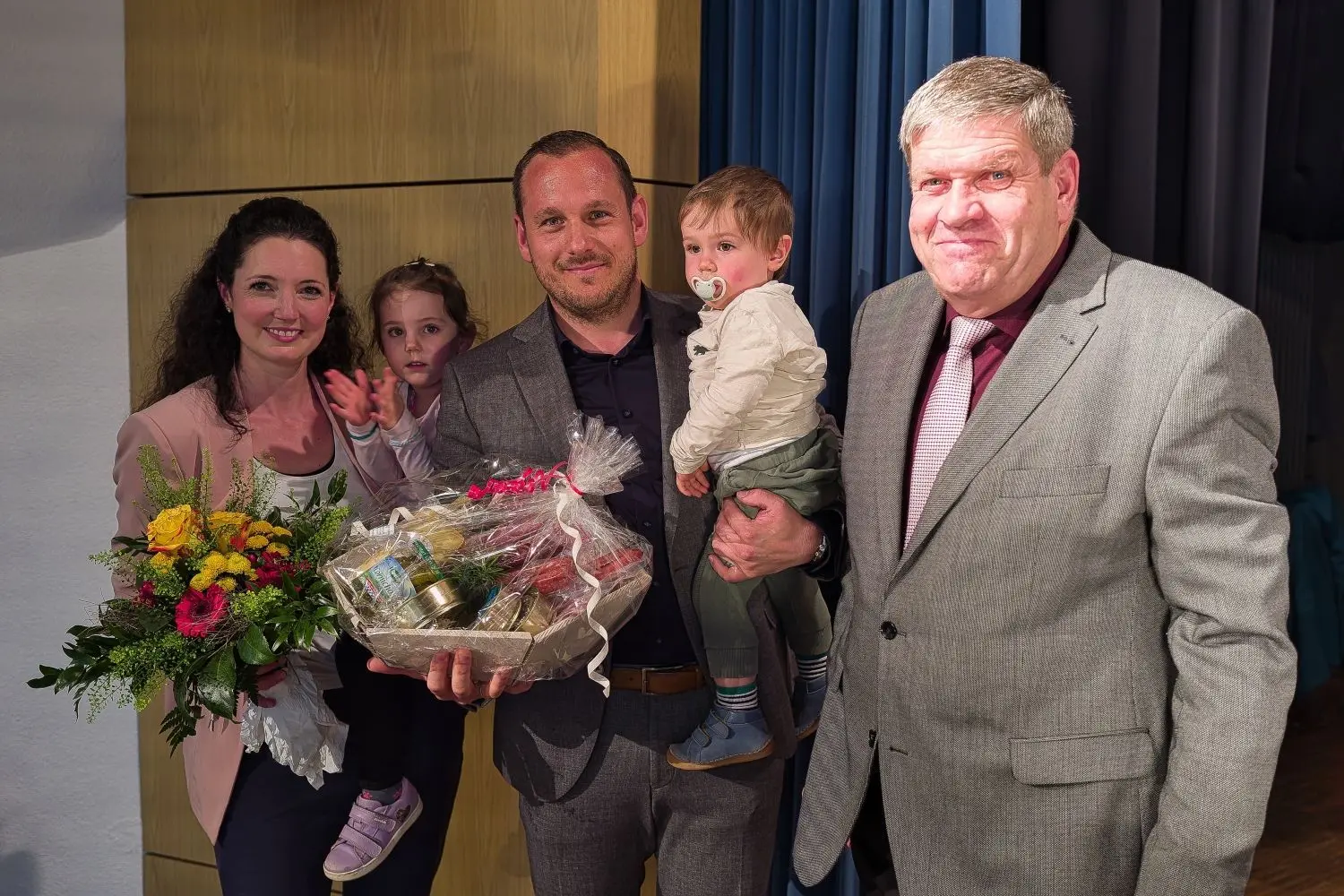 Der Neue und der Stellvertreter: Karl Altvater gratuliert dem frisch zum Gschwender Bürgermeister gewählten Jochen Ziehr und dessen Familie. Ziehr erhält zur Begrüßung einen „Überlebenswurstkorb“, seine Frau Silvia einen Blumenstrauß.