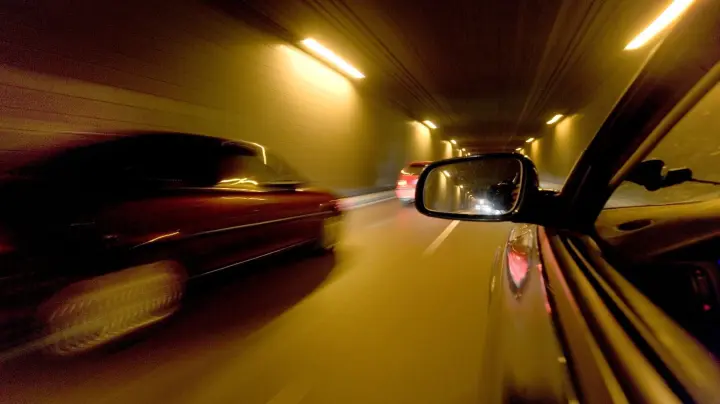 Flucht oder Spaß? Mit knapp Tempo 250 über die B27