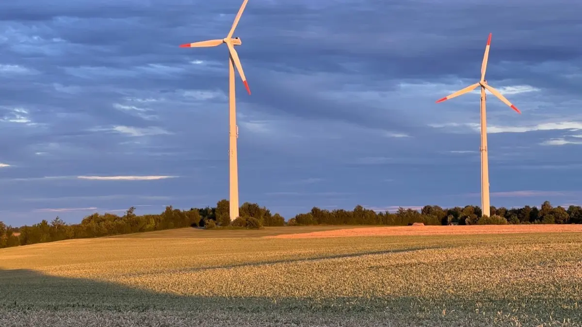 Windräder prägen den ländlichen Raum. Aber was haben die angrenzenden Dörfer davon? Die Debatte um angemessene Teilhabe ist in vollem Gange.
Windräder bei Ingstetten. Sie sollen durch neue, 261 Meter hohe Anlagen ersetzt werden.