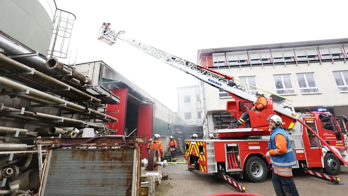Mit der Drehleiter aus Hall wird von oben das Dach gelöscht.
Brand in der Pappenfabrik Kurz in Rosengarten - Tullau - Freiwillige Feuerwehr Rosengarten und Schwäbisch Hall im Einsatz