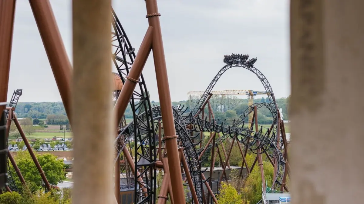 Die Achterbahn „Voltron Nevera powered by Rimac“, so der komplette Name, steht im neu errichteten kroatischen Themenbereich.
24.04.2024, Baden-Württemberg, Rust: Fahrgäste fahren mit der Achterbahn Voltron Nevera. Die Achterbahn «Voltron Nevera powered by Rimac», so der komplette Name, steht im neu errichteten kroatischen Themenbereich. Die Achterbahn kann nach Angaben des Betreibers rund 1600 Menschen pro Stunde befördern. Die Eröffnung für die Öffentlichkeit soll am 26. April stattfinden. (zu dpa: «Europa-Park öffnet nach Großbrand zwei Fahrgeschäfte früher») Foto: Philipp von Ditfurth/dpa +++ dpa-Bildfunk +++