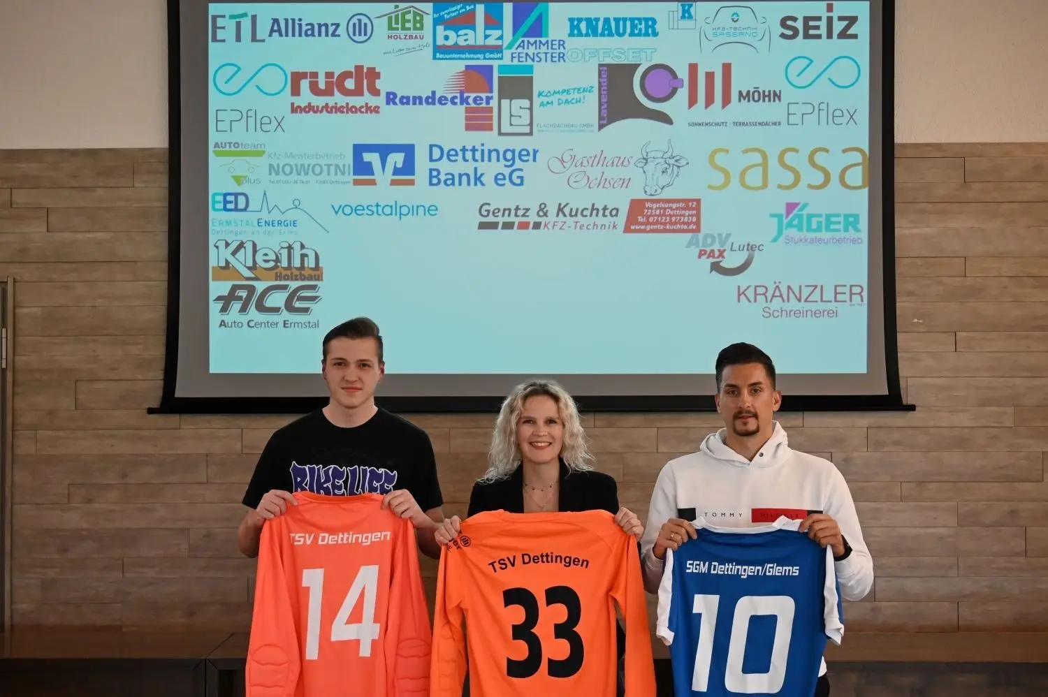 Drei Neuzugänge der SGM Dettingen/Glems und ihre neuen Kleider, von links: Fabian Kochan, Larissa Capo und Mario Nikolovski. ⇥