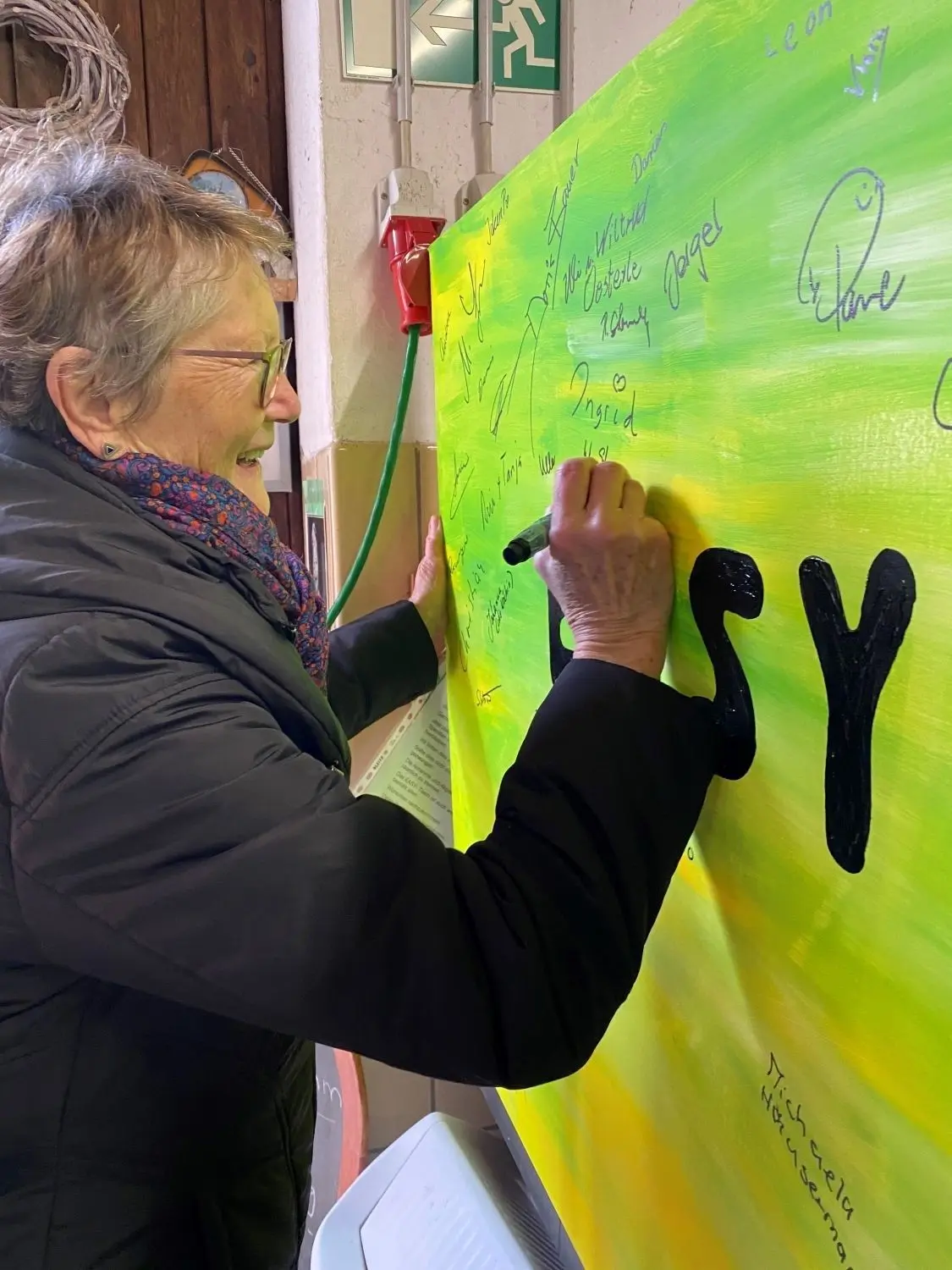 Waldtraud Stowasser verewigt sich auf der „Easy“-Leinwand.