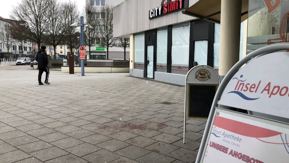 Spuren einer Gewalttat vor dem Donaucenter in Neu–Ulm.