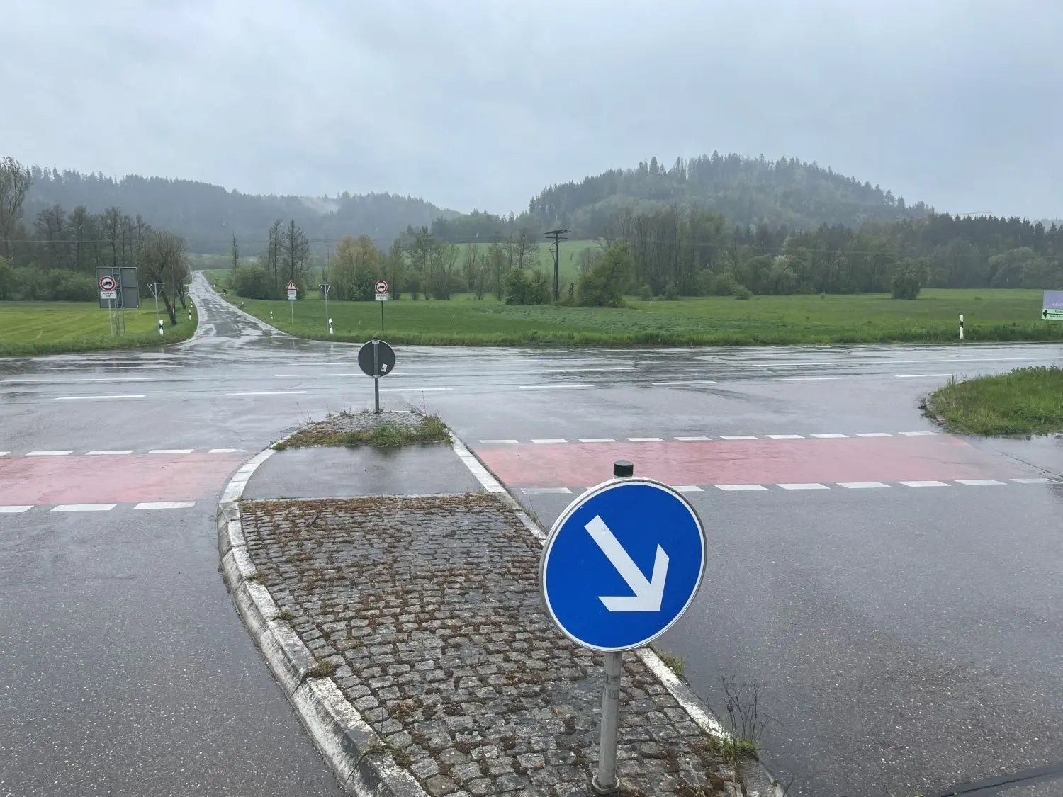 Die Kreuzung auf Höhe bei Fichtenberg. Hier mündet die K 2673 in die L 1066. Und hier, auf den Flächen rechts von der Kreisstraße, gäbe es nach Absprache mit dem Landratsamt auch Platz für ein neues Feuerwehrmagazin. ⇥