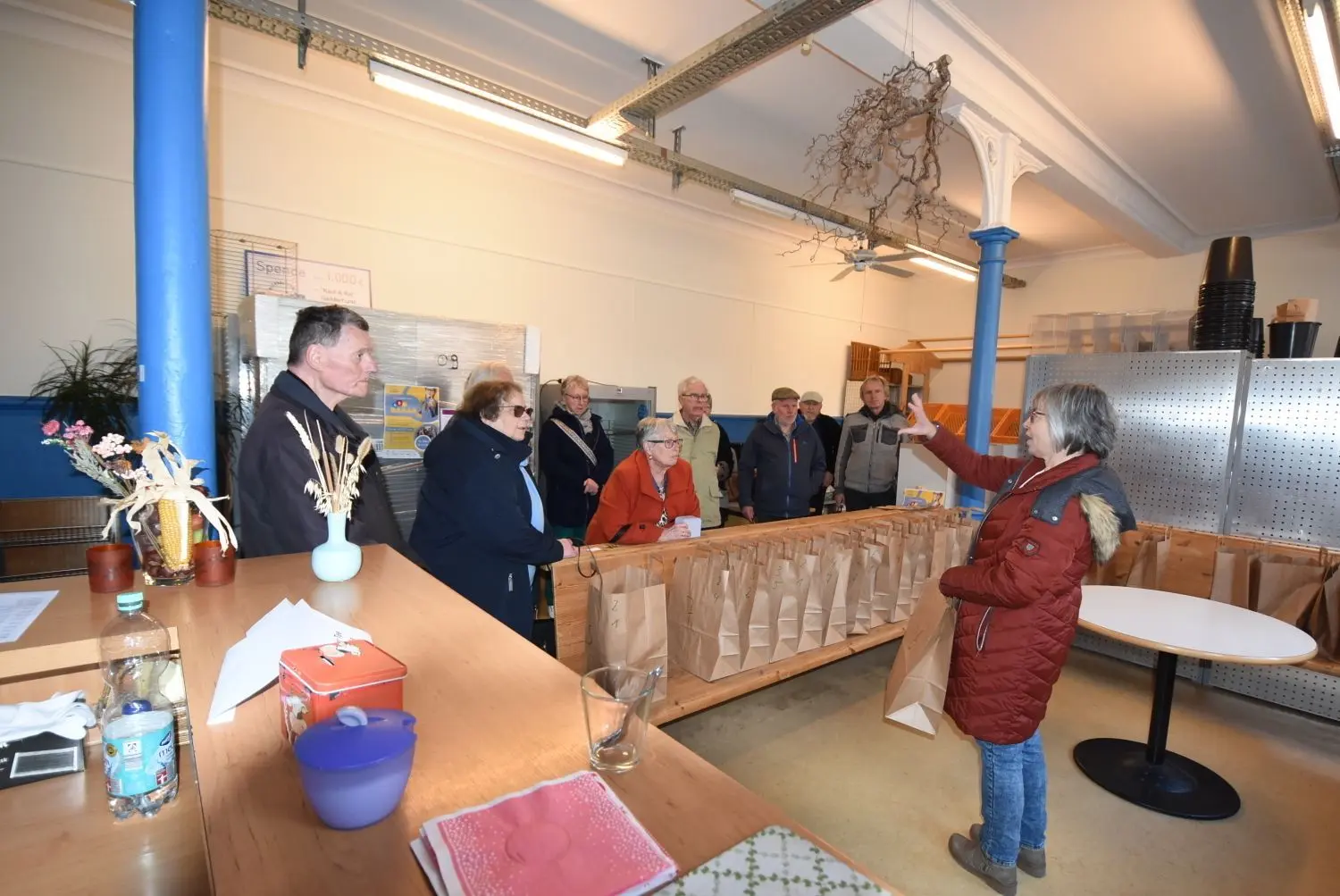 Mitglieder des Gaildorfer Seniorenrates besuchen den KuR-Laden. Die für die Tafelläden des Diakonieverbandes Schwäbisch Hall zuständige  Petra Zott erklärt, wie die Lebensmittel verteilt werden.⇥