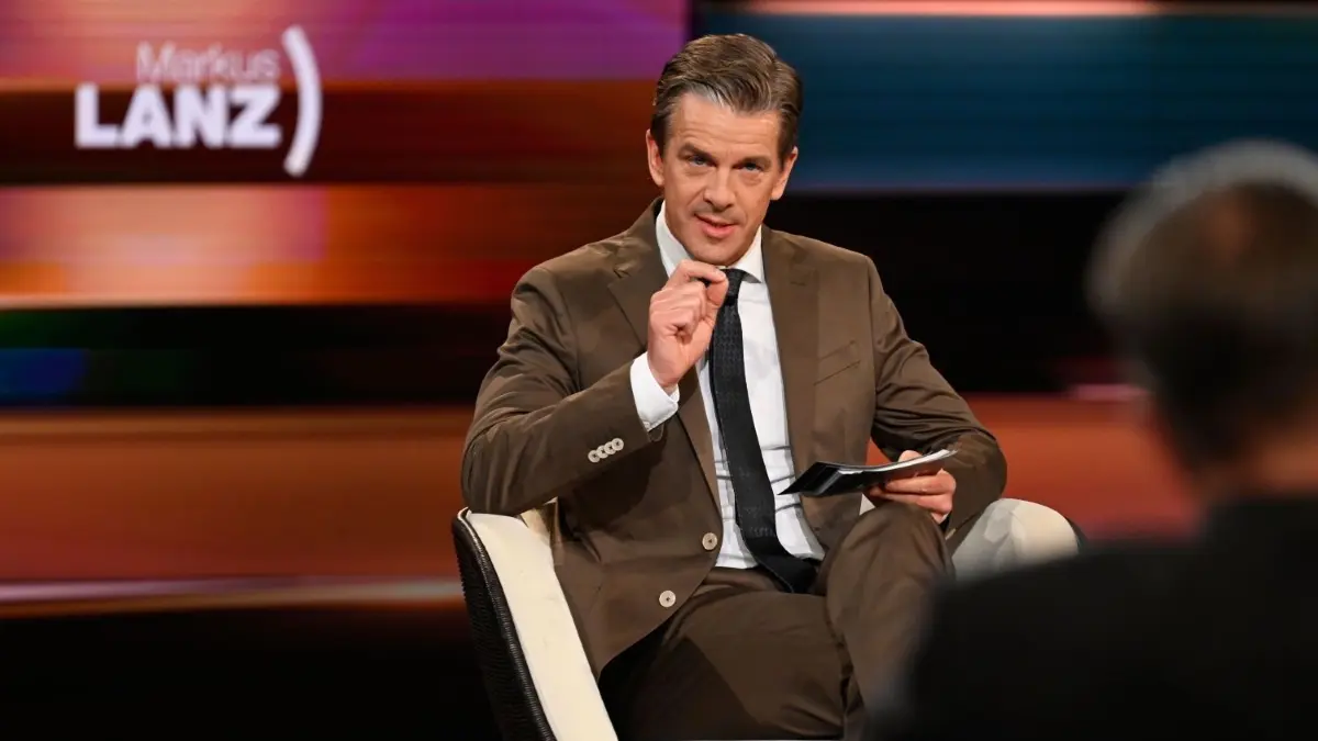 Die Talkshow „Markus Lanz“ läuft heute wieder im ZDF. Wie heißen am 28.3.2024 die Themen und Gäste?
HANDOUT - Markus Lanz sitzt bei der Moderation seiner gleichnamigen Sendung im Studio (undatierte Aufnahme). (zu "«Markus Lanz» wird kein Studiopublikum mehr haben") +++ dpa-Bildfunk +++