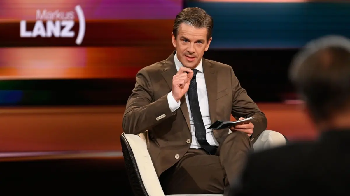Die Talkshow „Markus Lanz“ läuft heute wieder im ZDF. Wie heißen am 28.3.2024 die Themen und Gäste?
HANDOUT - Markus Lanz sitzt bei der Moderation seiner gleichnamigen Sendung im Studio (undatierte Aufnahme). (zu "«Markus Lanz» wird kein Studiopublikum mehr haben") +++ dpa-Bildfunk +++