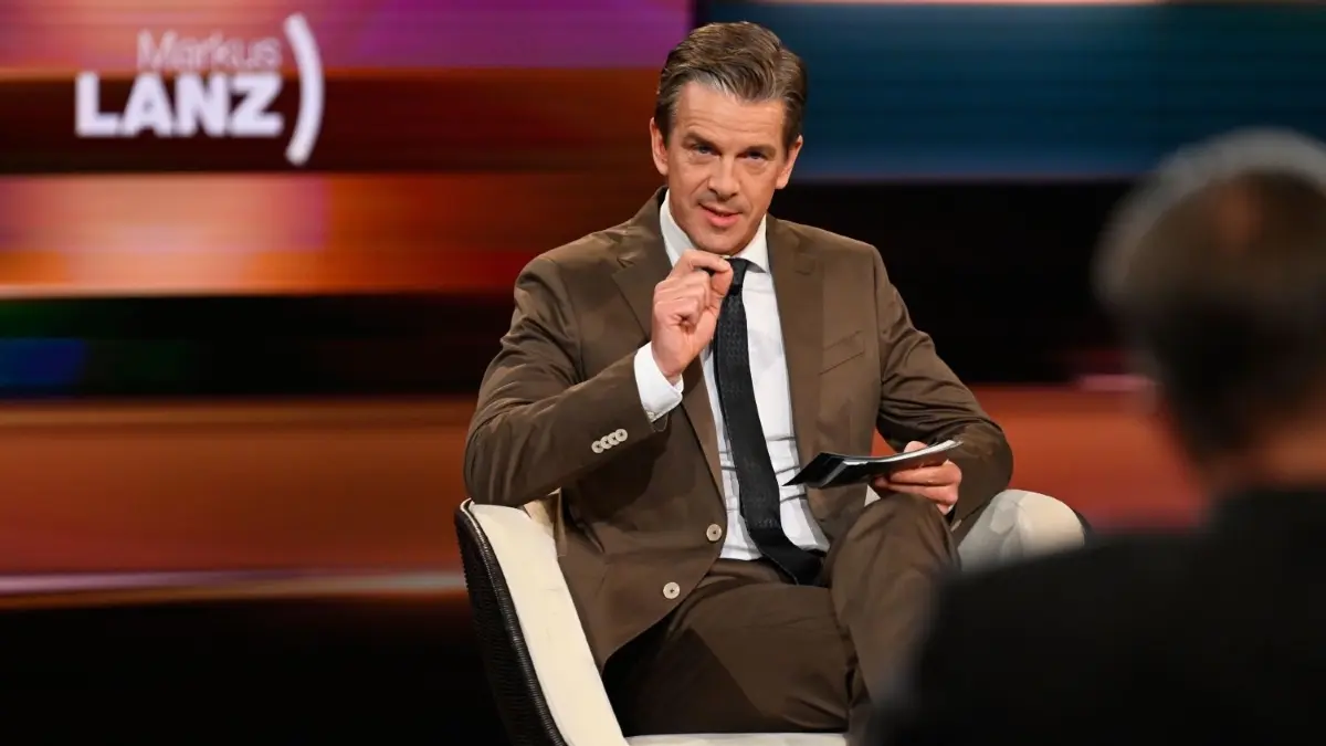 Die Talkshow „Markus Lanz“ läuft heute wieder im ZDF. Wie heißen am 28.3.2024 die Themen und Gäste?
HANDOUT - Markus Lanz sitzt bei der Moderation seiner gleichnamigen Sendung im Studio (undatierte Aufnahme). (zu "«Markus Lanz» wird kein Studiopublikum mehr haben") +++ dpa-Bildfunk +++