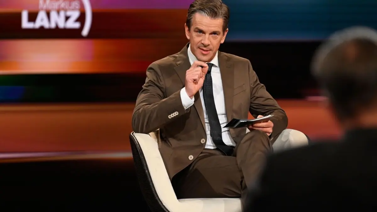 Die Talkshow „Markus Lanz“ läuft heute wieder im ZDF. Wie heißen am 28.3.2024 die Themen und Gäste?
HANDOUT - Markus Lanz sitzt bei der Moderation seiner gleichnamigen Sendung im Studio (undatierte Aufnahme). (zu "«Markus Lanz» wird kein Studiopublikum mehr haben") +++ dpa-Bildfunk +++
