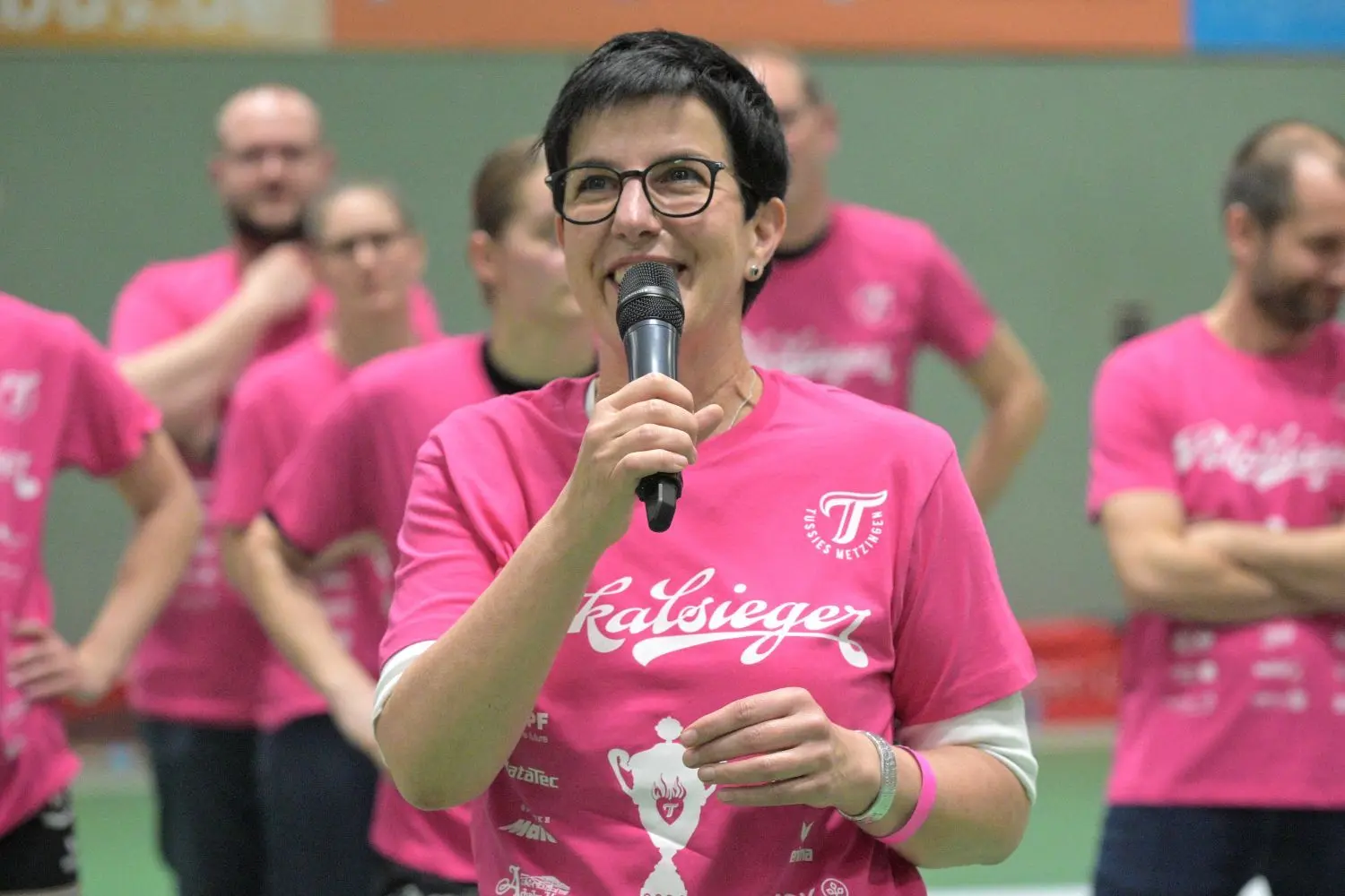 Metzingens Oberbürgermeisterin Carmen Haberstroh, perfekt gekleidet, ist mächtig stolz auf die TusSies: Outlet-City war einmal – jetzt heißt es Handball-City.