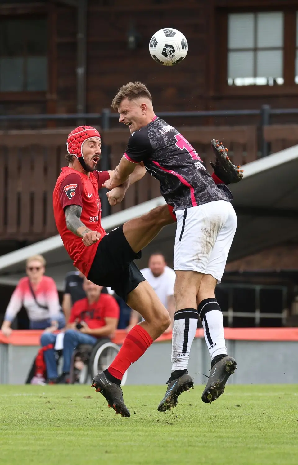 ... Großaspachs Torjäger Dominik Salz (links), der im Sommer zum Verbandsligisten Karlsruher SC II wechselt. ⇥