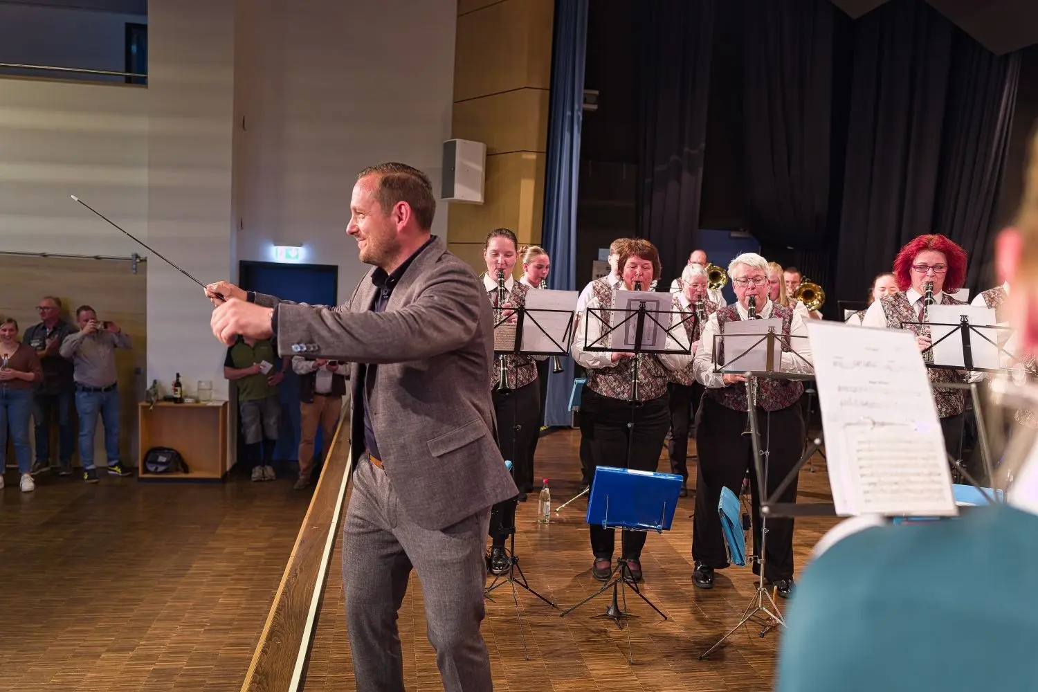 Falsche Richtung: Wahlsieger Jochen Ziehr darf den Gschwender Musikverein dirigieren und wendet sich dabei dem Publikum zu. Die Musikerinnen und Musiker überstehen das Dirigat unbeschadet. „Ihr habt mir das Gefühl gegeben, dass ich es gut mache“, sagt Ziehr danach.
