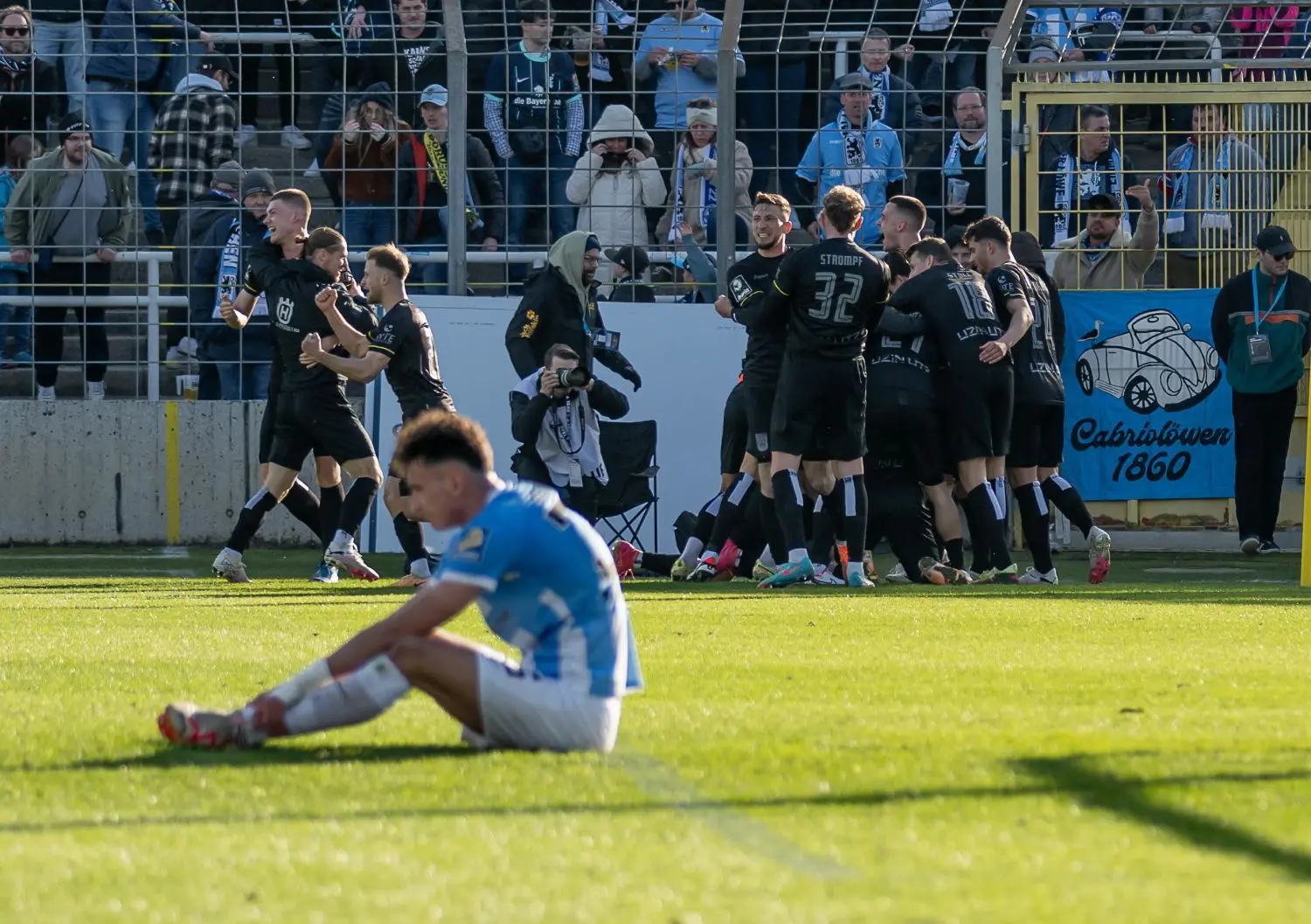 Mit 1:0 hat der SSV Ulm 1846 Fußball das Gastspiel in Giesing vor 15 000 Zuschauern gewonnen. Ein Joker-Tor bringt dem starken Aufsteiger den 15. Sieg der Saison 2023/24.