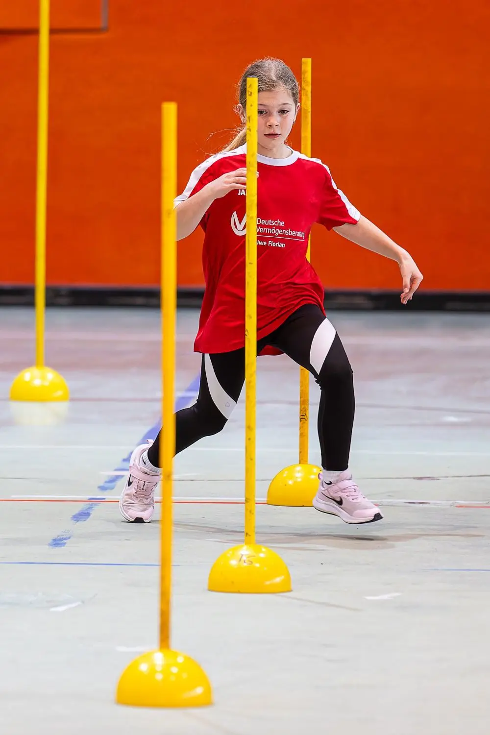 Im Slalom durch die Stangen.