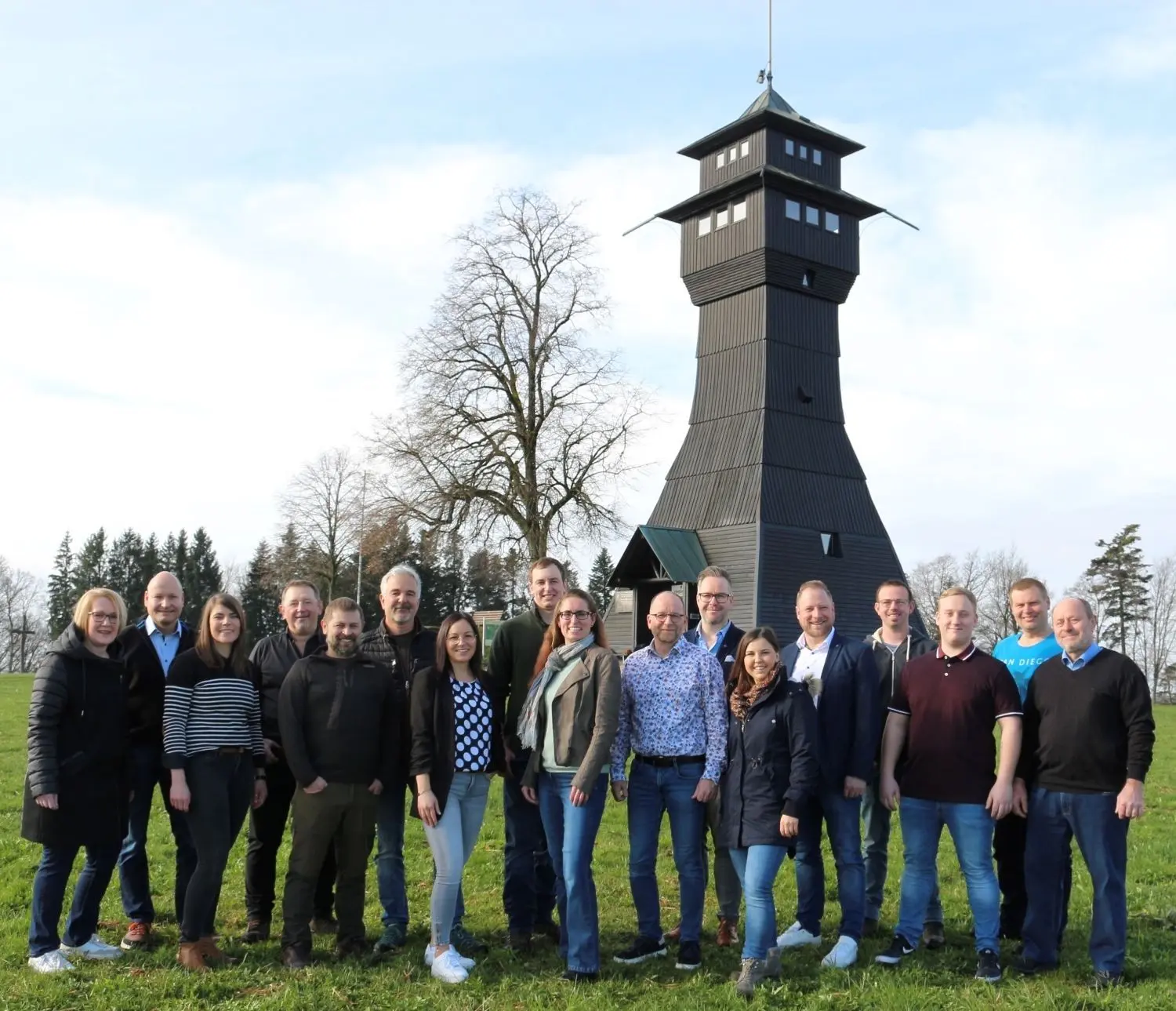 Die Kandidaten der Bürgerliste Gschwend. Hinten (von links): Michael Schmidt, Toni Bichler, Matthias Grau, Matthias Gaugel, Andreas Joos, Steffen Wahl, Adrian Stütz, Christian Hägele. Vorne: Anette Keim, Nina Miriam Schrodi, Ben Schneider, Jennifer Abele, Ramona Lang, Andreas Köger, Michaela Maile, Nico Rothenberger, Jürgen Heiner Förstner.