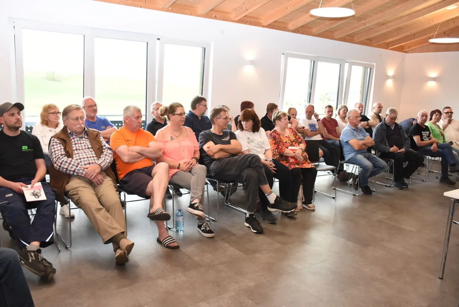 Das Thema Solarfeld in Winzenweiler interessiert die Einwohnerinnen und Einwohner. Sie kommen zahlreich zur Vorstellung des Projekts durch den Investor.⇥