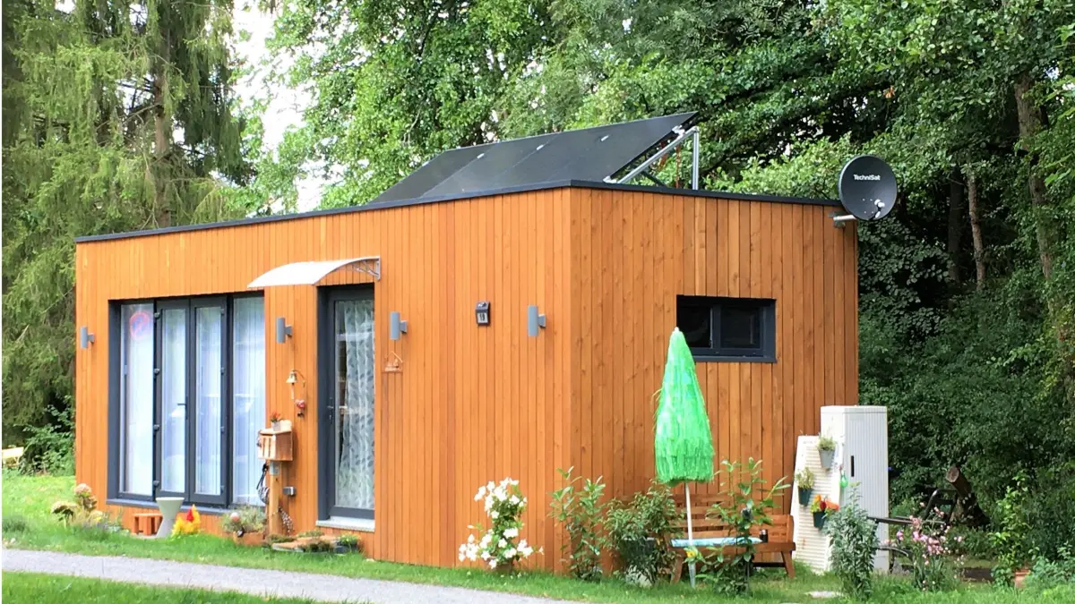 . . . und dieses Tiny House in Schorndorf verfügt gar über ein Vordach wie in einem klassisch großen Haus.