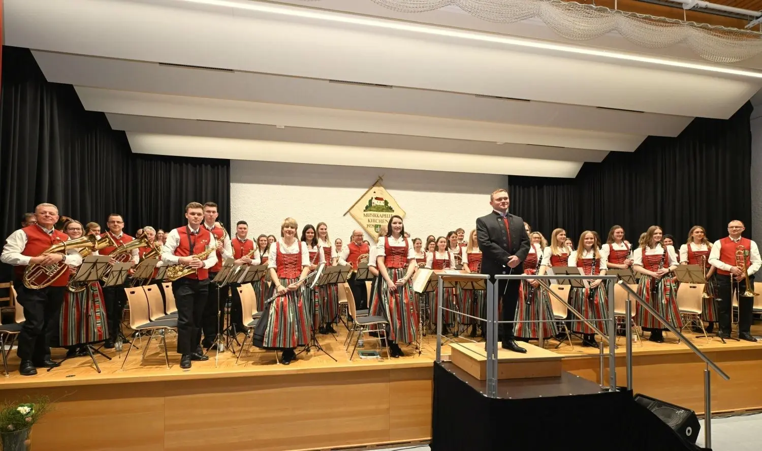 Markus Bucher hat sein erstes Konzert als Dirigent der Musikkapelle Kirchen mit Bravour geschafft.⇥