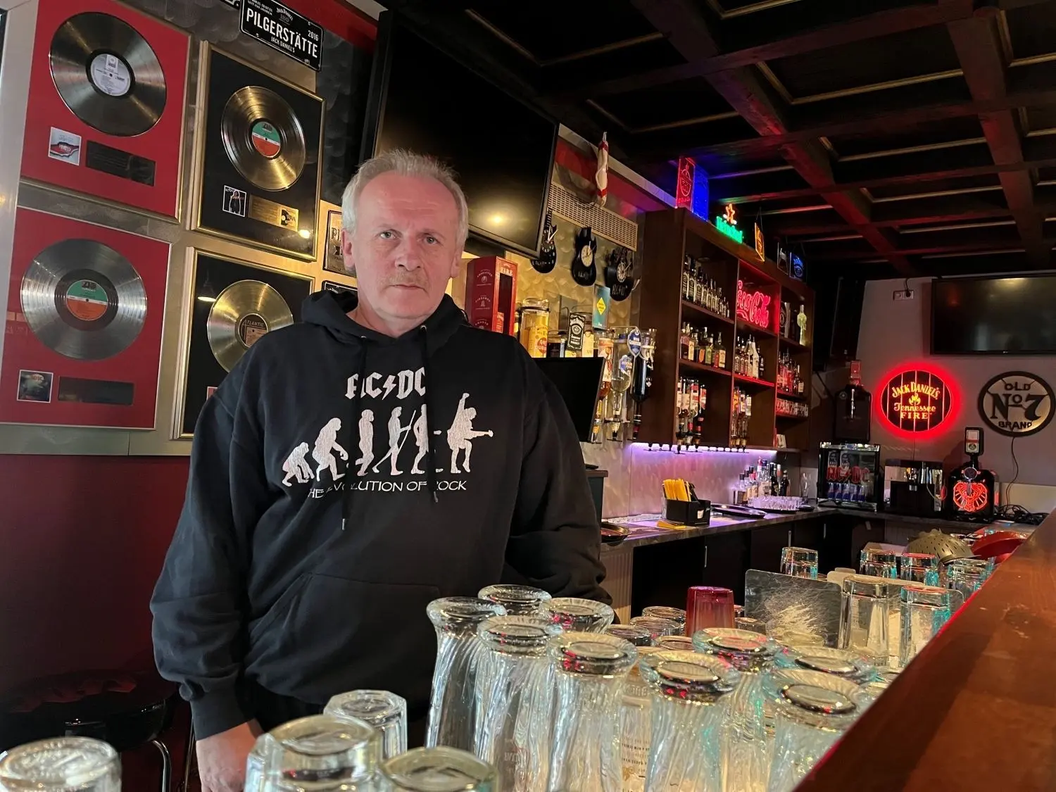 Mit Wehmut und Vorfreude blickt Klaus Präger den letzten Abenden in seinem „Down Under“ entgegen. Hinter ihm: vier Schallplatten in Platin und Gold von der australischen Hardrockband AC/DC. ⇥