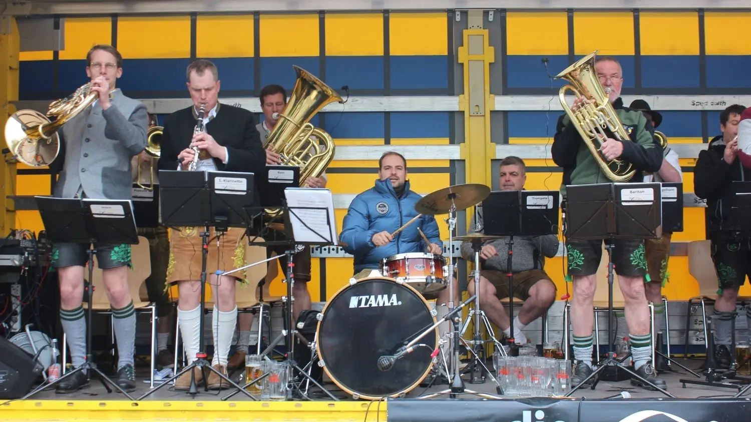 Den musikalischen Rahmen bilden die Fehlataler, die an dem Tag ihr 15-jähriges Bestehen feiern.