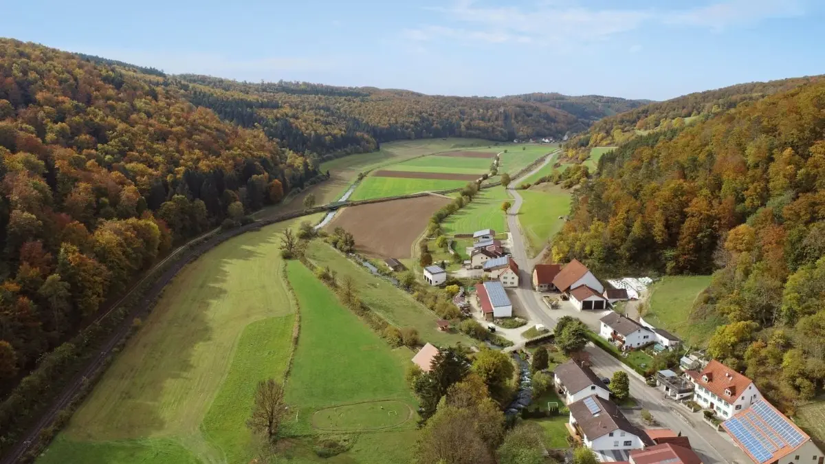 Viel Wald, geeignet für eine Kernzone: ein Blick über das Obere Schmiechtal.
Oberes Schmiechtal, Drohnenfoto DCIM\100MEDIA\DJI_0012.JPG