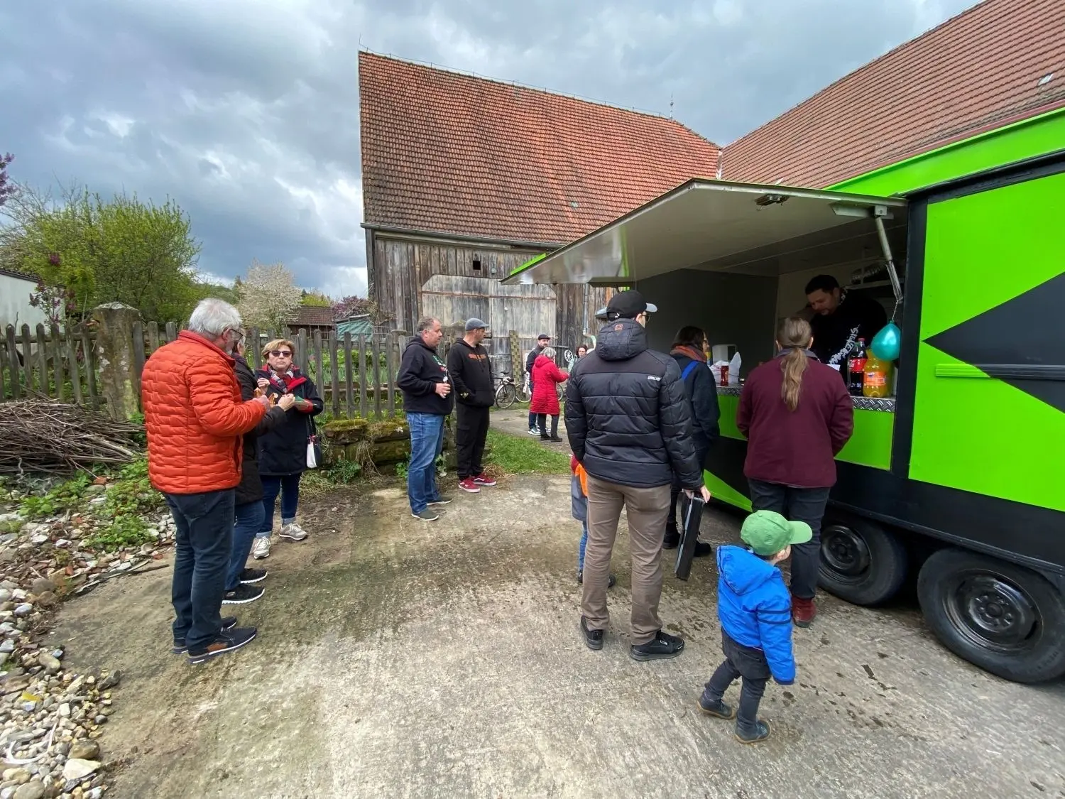 Die Gäste werden am neuen Imbisswagen mit Roter Wurst und Waffeln verköstigt. Mit diesem wollen die „Easys“ künftig Essen verteilen.