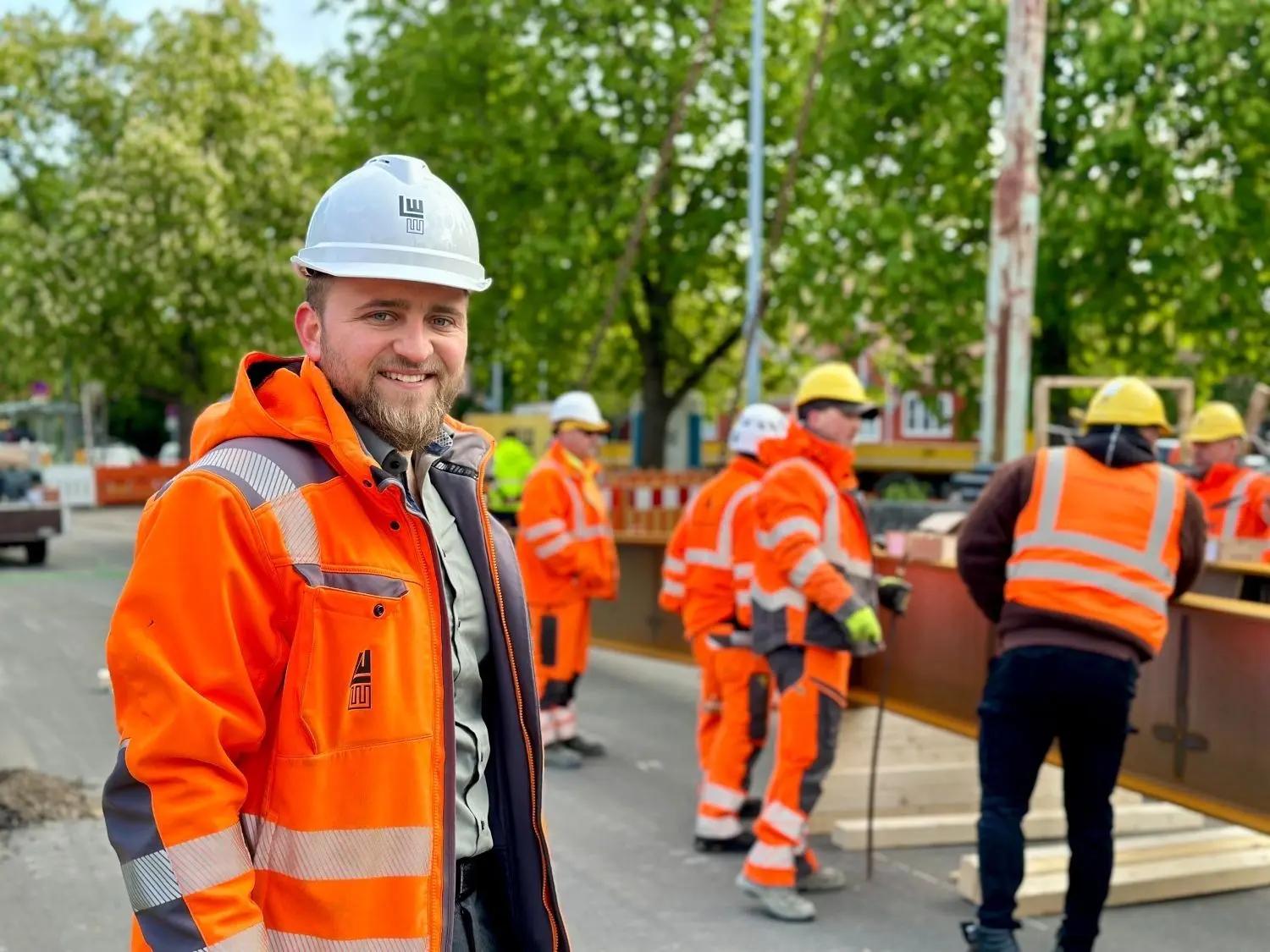 Nico Gründler ist Bauleiter bei Leonhard Weiss und für die provisorische Brücke verantwortlich, die während der Sanierung der Brücke Hoffmannstraße die Anwohner mit Strom und Internet versorgt.